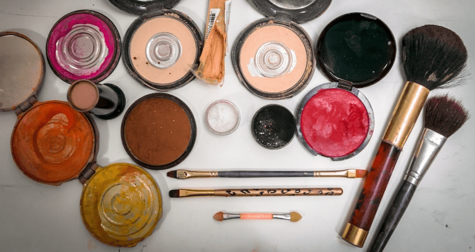 Maquiagem da drag Tchaka para se montar, com uso de produtos específicos, como massa de modelar para os olhos, e outros mais conhecidos como glitter e blush. Leandro Moraes/ Reprodução UOL